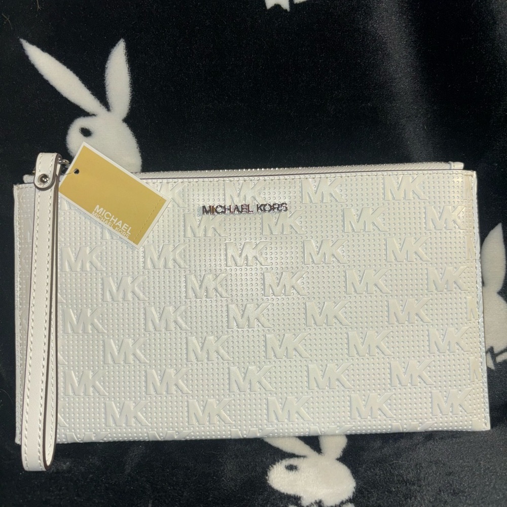 Michael Kors white wallet 🤍